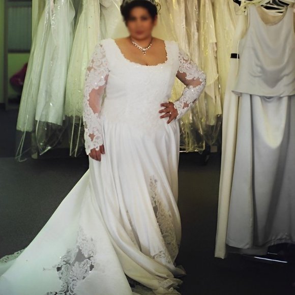 💍 Elegant A-Line Satin Wedding Gown – Lace, Beading & Pearl Detail 💍 - Picture 2 of 5